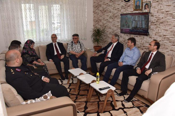 Bozüyük’te ilçe protokolü vatandaşlarla bayramlaştı G5