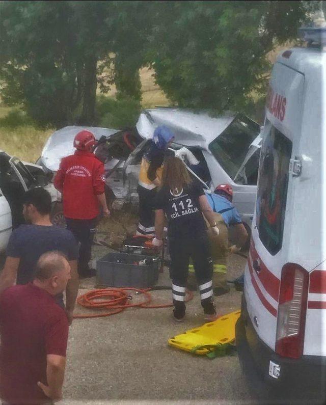 Kepsut'ta trafik kazası, 2 ölü 4 yaralı