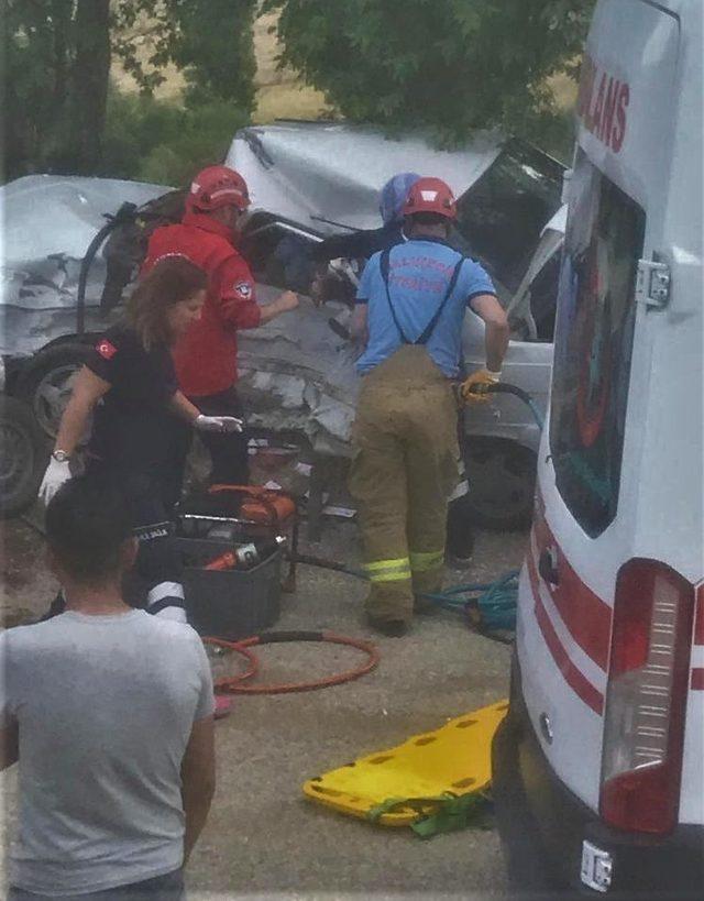 Kepsut'ta trafik kazası, 2 ölü 4 yaralı