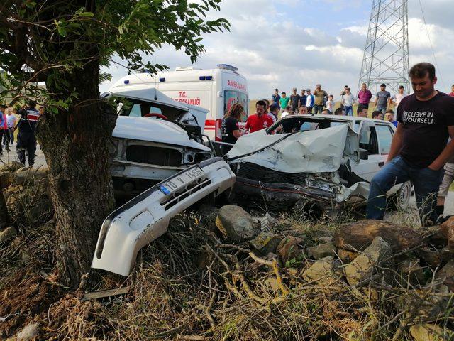 Kepsut'ta trafik kazası, 2 ölü 4 yaralı