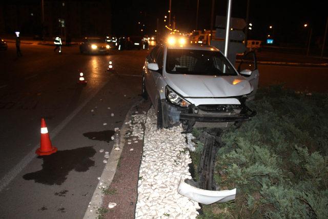 Sivas'ta 2 otomobil çarpıştı: 1 ölü 8 yaralı