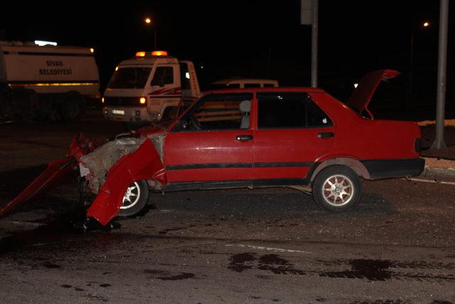 Sivas'ta 2 otomobil çarpıştı: 1 ölü 8 yaralı