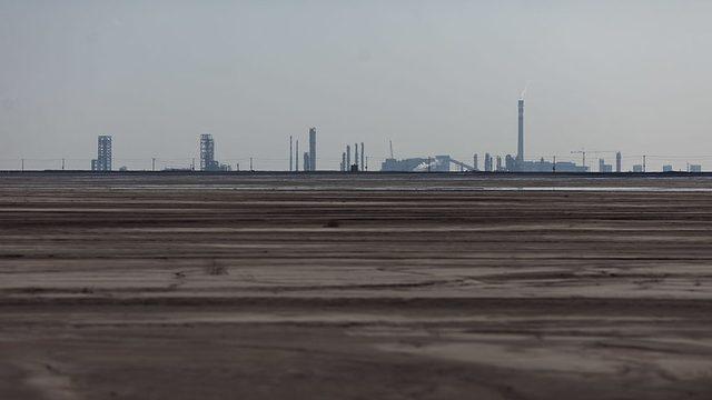 Gobi Çölü yakınlarındaki Bautou kentinde kurulu fabrikalarda nadir toprak elementleri işleniyor. Fabrikaların atık suları yakınlardaki göle dökülüyor. Gölün suyu tamamen siyaha dönmüş durumda ve çevreci gruplar, fabrika faaliyetleri nedeniyle bölgede radyasyonun yükseldiğini, kanser vakalarının arttığını söylüyor.