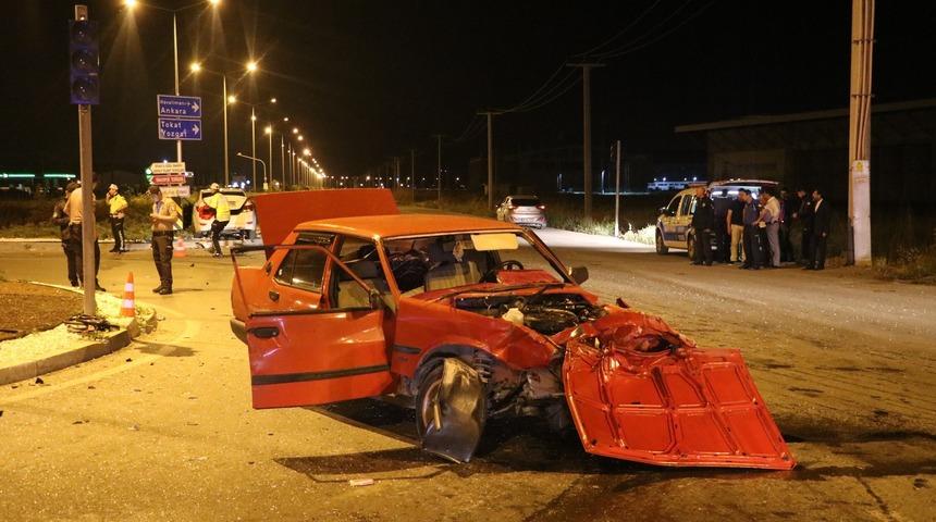 Sivas'ta feci kaza! İki otomobil hurdaya döndü: Çok sayıda yaralı var