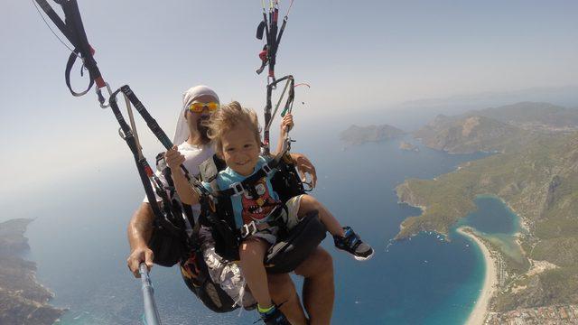 Minik Toprak, babasıyla birlikte yamaç paraşütüyle 1900 metreden atladı