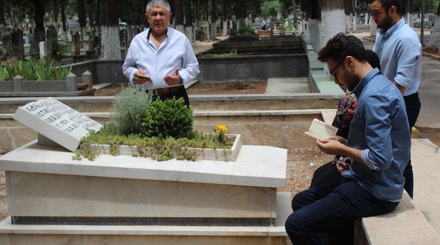 Bayramda mezarlıklar doldu