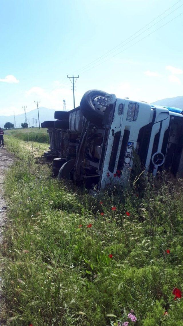 Direksiyon hakimiyeti kaybolan tır yoldan çıktı: 1 yaralı