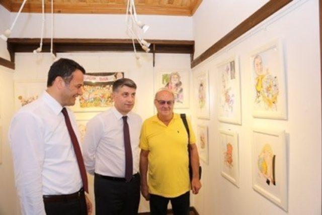 Kaş’ta eski basketbolcudan karikatür sergisi