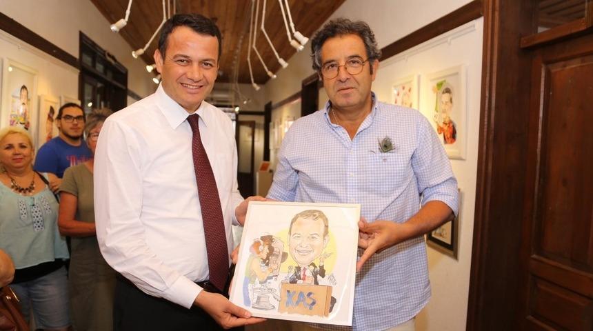 Kaş&rsquo;ta eski basketbolcudan karikat&uuml;r sergisi