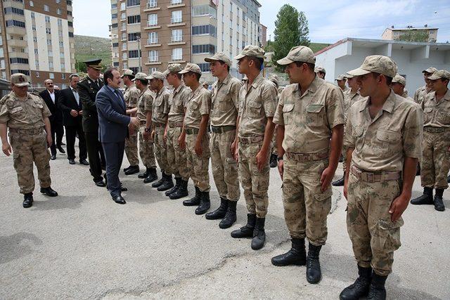 Vali Ali Hamza Pehlivan askerlerle bayramlaştı