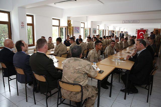 Vali Ali Hamza Pehlivan askerlerle bayramlaştı