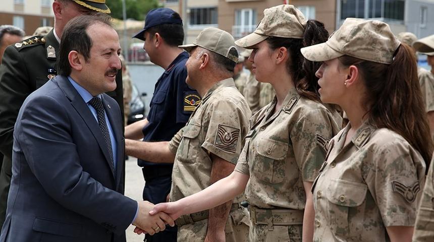 Vali Ali Hamza Pehlivan askerlerle bayramlaştı