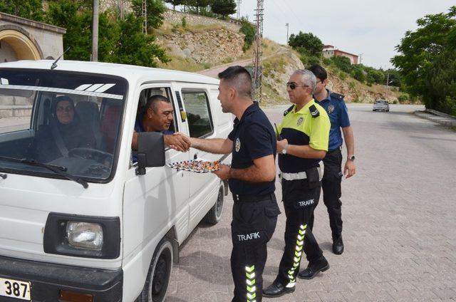 Polisten kolonyalı ve çikolatalı bayram uygulaması