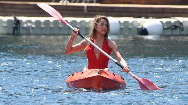 Aslıhan Karalar kırmızı mayoyla plajı yaktı! 