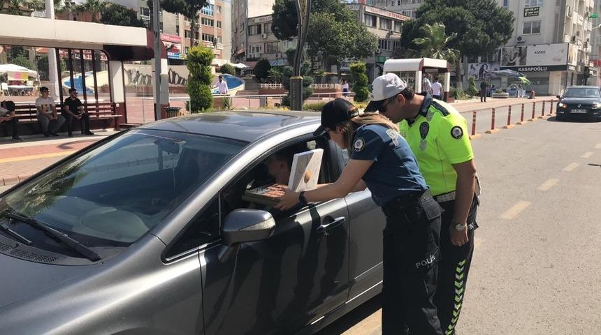 Polislerden sürücülere bayram çikolatası