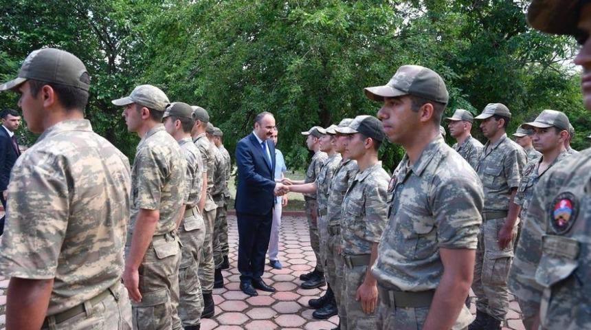 Vali Canalp ‘hudut kartalları’ ile bayramlaştı