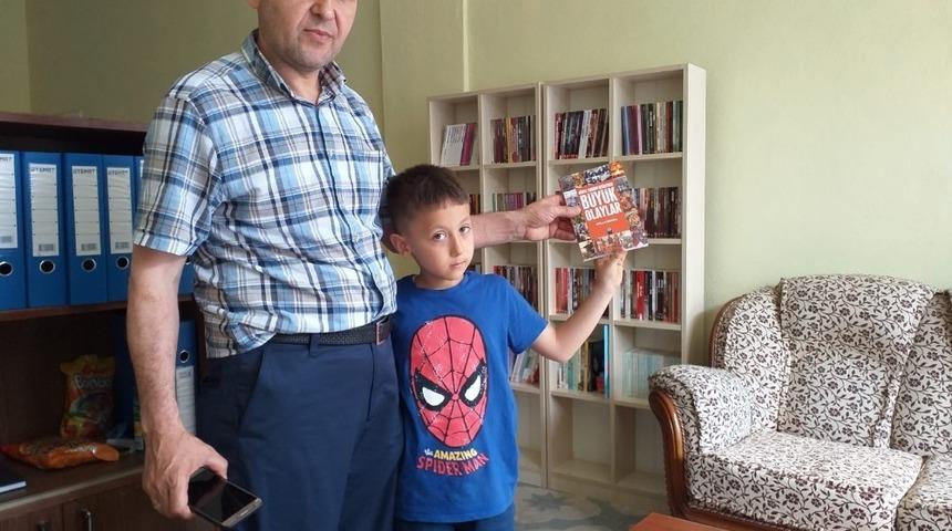 Kaymakam Ke&ccedil;eli&rsquo;den  k&uuml;t&uuml;phaneye destek