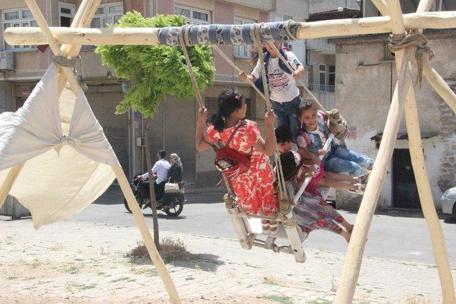 Türk ve Suriyeli çocuklar gönüllerince eğleniyor