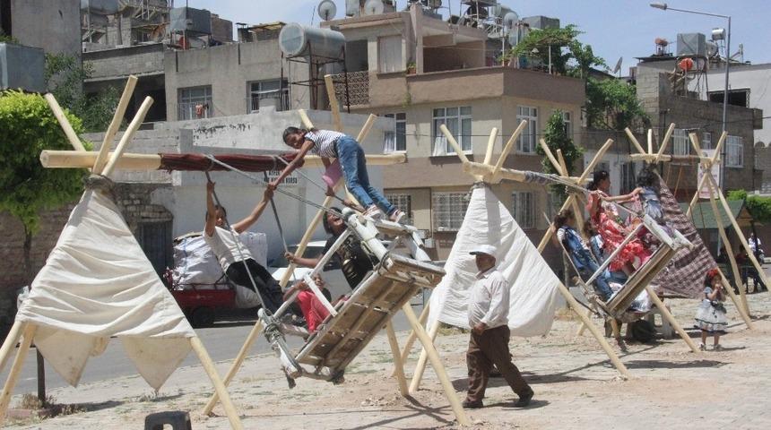 T&uuml;rk ve Suriyeli &ccedil;ocuklar g&ouml;n&uuml;llerince eğleniyor