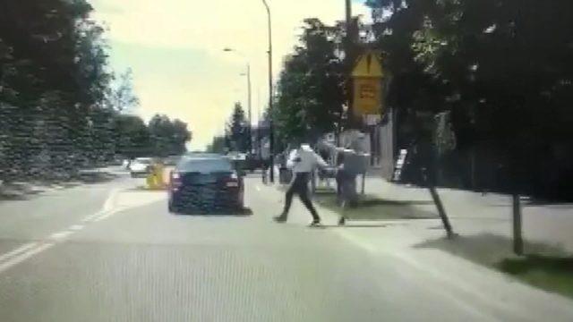 Bayılttığı adamı araba &ccedil;arpmasın diye kenara &ccedil;ekti 1