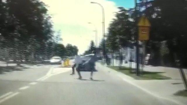 Bayılttığı adamı araba &ccedil;arpmasın diye kenara &ccedil;ekti 3