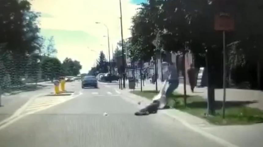 Bayılttığı adamı araba &ccedil;arpmasın diye kenara &ccedil;ekti