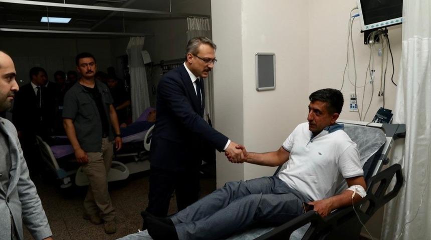 Vali Ekinci, kazada yaralananları ziyaret etti