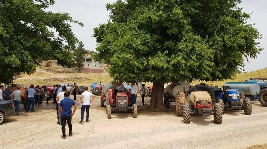 &Ccedil;akırh&ouml;y&uuml;k Beldesinde trakt&ouml;r ve su tanklarıyla eylem