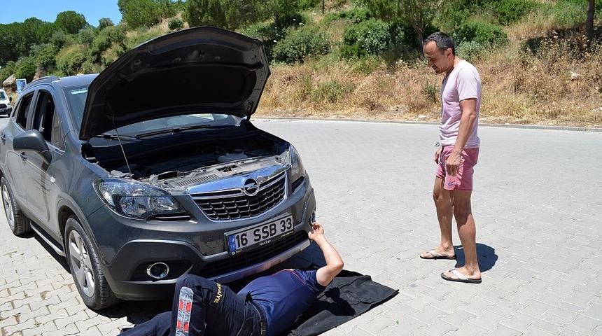 Ön kaputa saklanan yavru kediyi itfaiye kurtardı