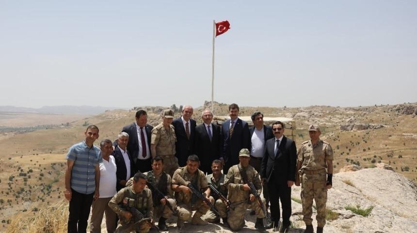 Vali Yaman, bin 100 rakımda n&ouml;bet tutan korucuların bayramını kutladı