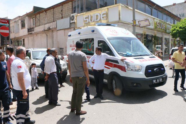 Kaza yapan ambulanstaki hamile Suriyeli, başka ambulansa alındı