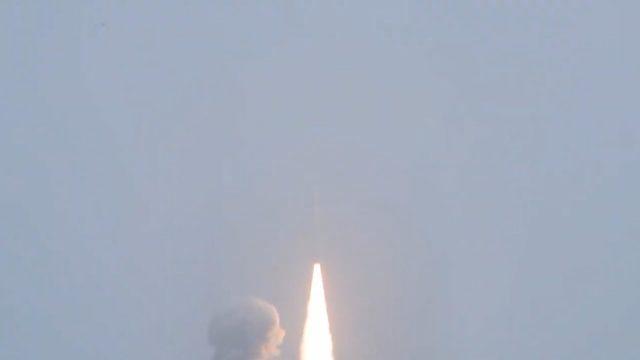 Çin ilk kez denizden uzaya roket fırlattı