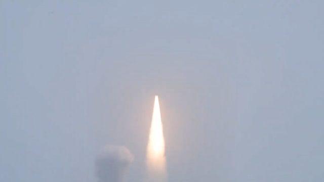 Çin ilk kez denizden uzaya roket fırlattı