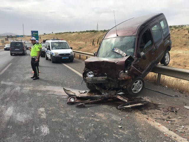 Gaziantep’te iki araç kafa kafaya çarpıştı: 4 yaralı