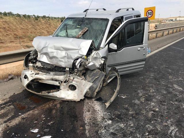 Gaziantep’te iki araç kafa kafaya çarpıştı: 4 yaralı