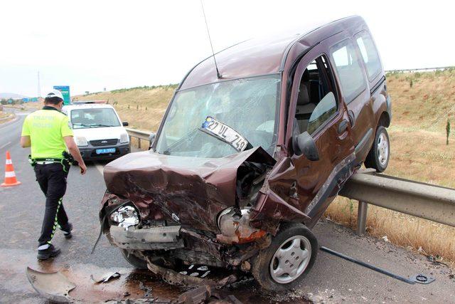 Gaziantep'te hafif ticari araçlar çarpıştı: 4 yaralı