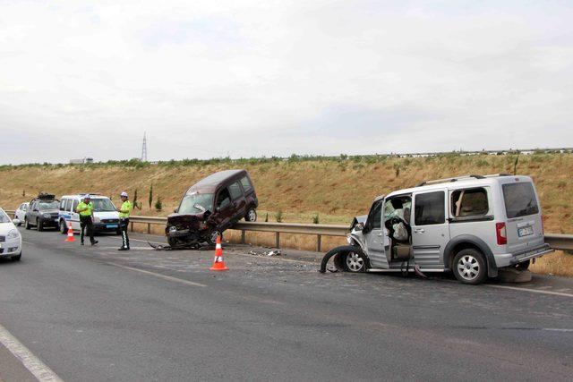 Gaziantep'te hafif ticari araçlar çarpıştı: 4 yaralı