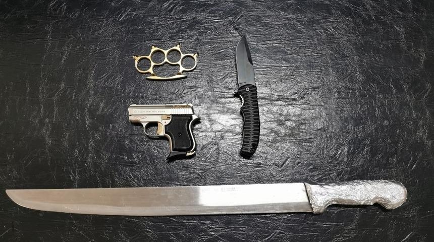 Şüpheli otomobilde döner bıçağı ve tabanca ele geçirildi