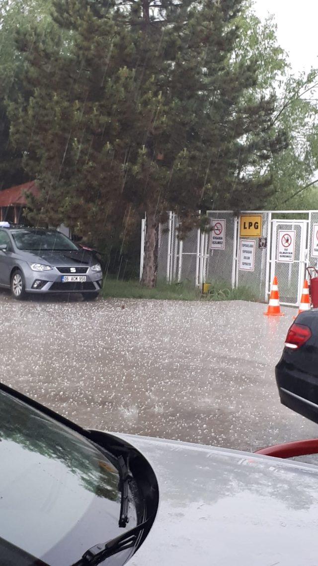Karabük'te dolu yağdı, sürücüler akaryakıt istasyonlarında bekledi