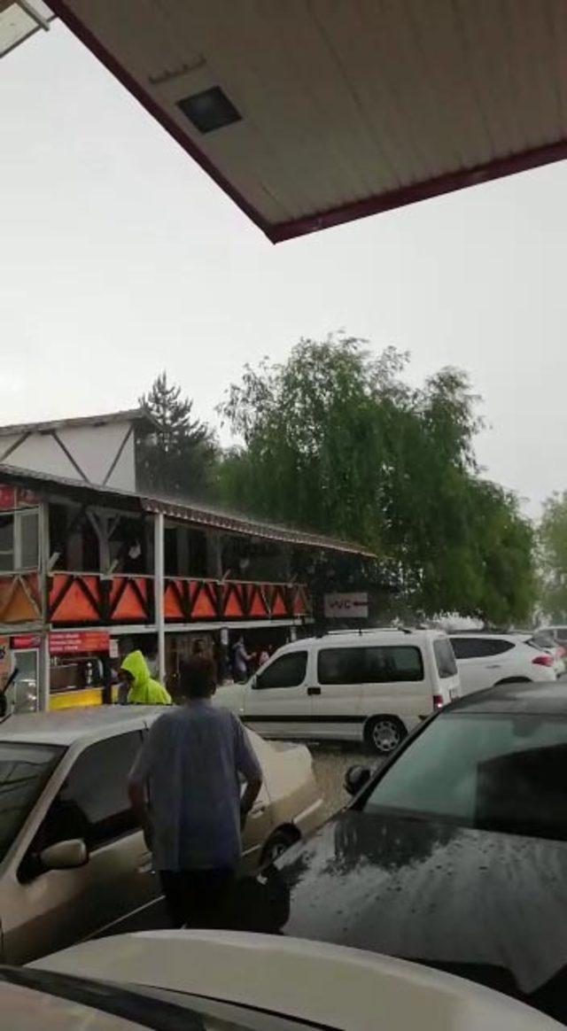 Karabük'te dolu yağdı, sürücüler akaryakıt istasyonlarında bekledi
