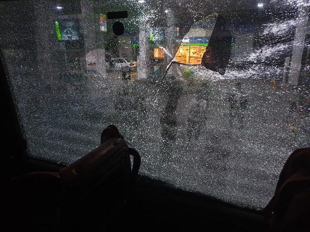 Seyir halindeki otobüse taş atıp camını kırdılar