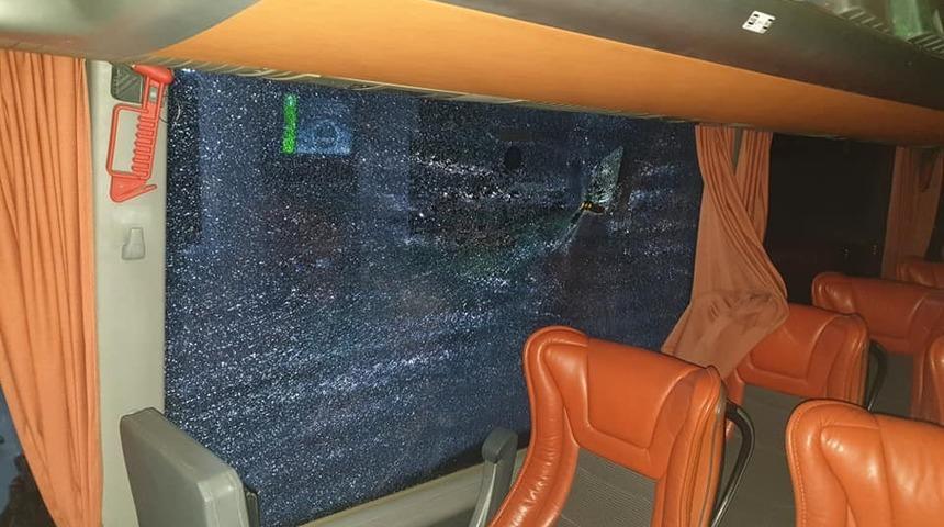 Seyir halindeki otobüse taş atıp camını kırdılar