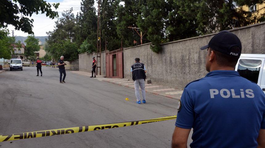 Husumetlisini ayaklarından vurup ka&ccedil;tı