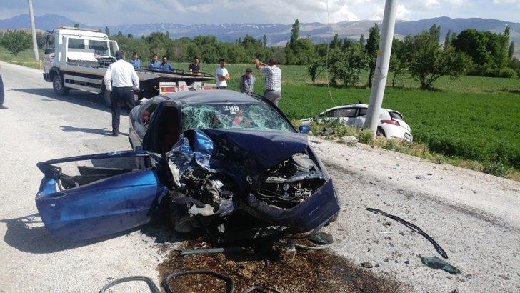 Ereğli’de iki otomobil çarpıştı:1 ölü, 3 yaralı
