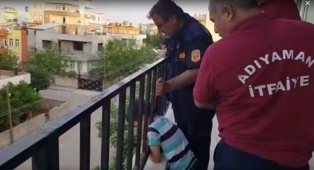 Balkon demirinin korkuluklarına başı sıkışan çocuk kurtarıldı