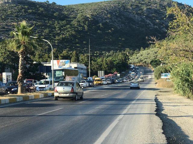 Kuşadası’nda kilometrelerce araç kuyruğu oluştu, tatilciler hala geliyor