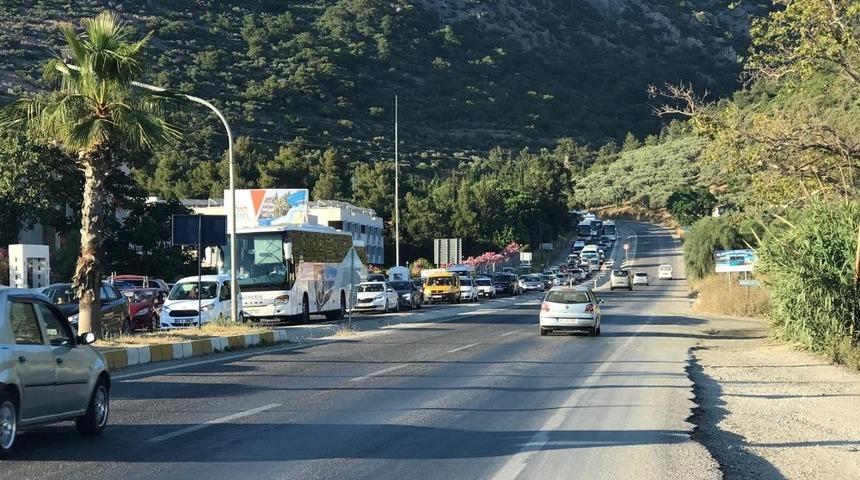 Kuşadası&rsquo;nda kilometrelerce ara&ccedil; kuyruğu oluştu, tatilciler hala geliyor