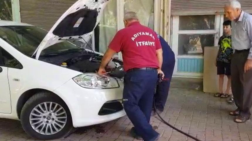 Otomobile giren yaramaz kediyi itfaiye ekipleri &ccedil;ıkardı