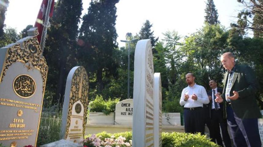 Cumhurbaşkanı Erdoğan, Erol Ol&ccedil;ok ve oğlunun mezarını ziyaret etti