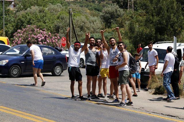 Ölüdeniz’e binlerce araç geldi, yol trafiğe kapandı